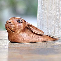 Tope de puerta de madera, 'Cabeza de conejo' - Tope de puerta de conejo de madera tallada a mano de Bali