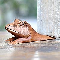 Tope de puerta de madera, 'Fantasy Frog' - Tope de puerta de rana de madera tallada a mano