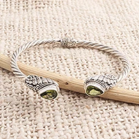 Peridot-Manschettenarmband, „Fancy Feathers“ – Peridot-Manschettenarmband mit Flügelmotiv