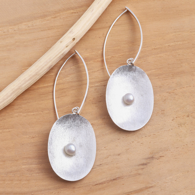 Aretes colgantes de perlas cultivadas - Aretes colgantes de plata esterlina cepillada y perlas cultivadas