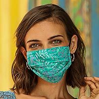 Rayon-Batik-Gesichtsmasken, „Bunte Tropen“ (3er-Set) – 3 handgefertigte blau-rosa-rote Rayon-Batik-Gesichtsmasken mit Falten