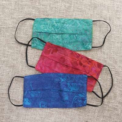 Rayon-Batik-Gesichtsmasken, (3er-Set) - 3 handgefertigte plissierte Gesichtsmasken aus blau-rosa-rotem Viskose-Batik