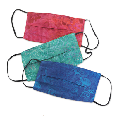 Rayon-Batik-Gesichtsmasken, (3er-Set) - 3 handgefertigte plissierte Gesichtsmasken aus blau-rosa-rotem Viskose-Batik