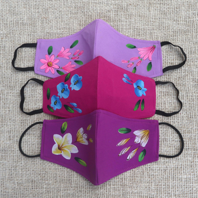 Handbemalte Gesichtsmasken, 'Violettes Blumen-Trio' (3er-Set) - 3 handbemalte Gesichtsmasken aus Blumenkrepp 2 Violett/1 Rot