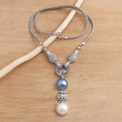 Y-Halskette aus kultivierten Mabe-Perlen, „Badung Belle“ – Halskette aus blauen und weißen kultivierten Mabe-Perlen