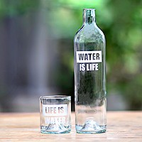 Upcycling-Glaskaraffe-Set „Wasser ist Leben“ – Upcycling-Flaschenkaraffe und Glas-Set, hergestellt in Bali