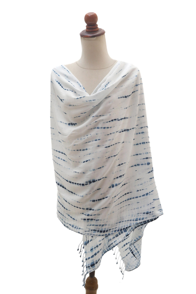 Handgewebter Rayon-Schal mit natürlichen Farbstoffen - Weißer und blauer Rayon-Schal, hergestellt mit natürlichen Farbstoffen