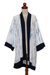 Handgewebter Rayon-Kimono mit natürlichen Farbstoffen - Weißer und indigoblauer Rayon-Kimono aus Bali