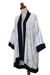 Handgewebter Rayon-Kimono mit natürlichen Farbstoffen - Weißer und indigoblauer Rayon-Kimono aus Bali