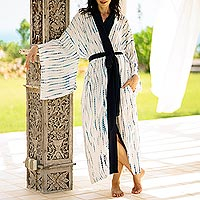 Bata de rayón tejida a mano con tintes naturales, 'Tropical Rain' - Bata de rayón estilo kimono en blanco e índigo