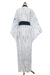Handgewebter Rayon-Bademantel mit natürlichen Farbstoffen - Rayon-Robe im Kimono-Stil in Weiß und Indigo