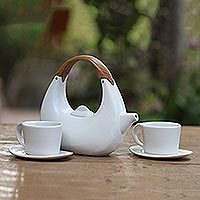 Keramik-Teeservice, „Resting Cloud in White“ (Set für 2) – Balinesisches mattweißes Keramik-Teeservice mit Teakholzgriff