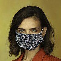 Baumwoll-Gesichtsmasken, „Versatile Blues“ (3er-Set) – 3 einlagige elastische Schlaufen-Gesichtsmasken aus Baumwolle mit marineblauem Aufdruck