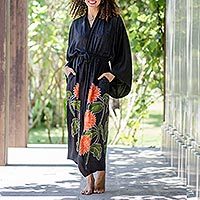 Handbemalte Rayon-Robe, 'Sonnenblume auf Schwarz' - Handbemalte schwarze Rayon-Robe mit Blumenmuster