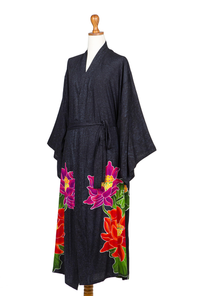 Handbemaltes Rayon-Gewand - Handbemalte graue Robe mit Blumenmuster aus Bali