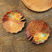 Cuencos decorativos de batik de madera, 'Java Lotus Leaf' (par) - Dos cuencos decorativos de batik artesanales de Java