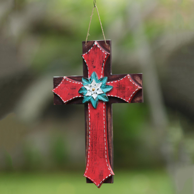 Holzwandkreuz, 'Verwitterter Glaube in Rot' - Rustikales Mauer-Kreuz aus rotem Holz mit Blumen