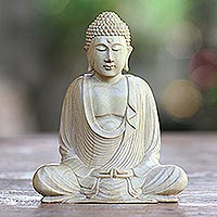 Escultura de madera, 'Buda rezando II' - Escultura de Buda sentado artesanalmente hecha a mano