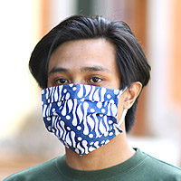 Baumwoll-Batik-Gesichtsmasken, „Balinese Blue“ (3er-Set) – 3 plissierte 2-lagige Gesichtsmasken aus blau-weißer Baumwolle