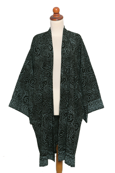 Robe aus Rayon-Batik, „Azure Elegance“ – handgefertigte Robe aus Rayon mit Batikdruck