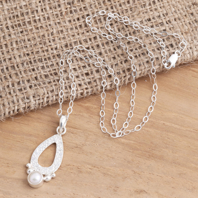 collar con colgante de perlas cultivadas - Collar con colgante de plata de ley martillada y perlas cultivadas