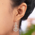 Ohrhänger aus Sterlingsilber mit Goldakzenten - Ohrhänger aus vergoldetem Sterlingsilber mit balinesischem Motiv