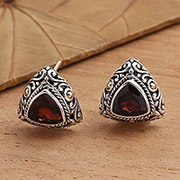 Pendientes de botón granate con detalles en oro, 'Pyramid Power in Red' - Pendientes de botón granate con bisel triangular