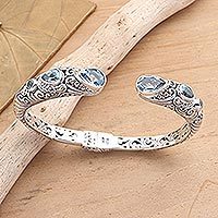 Brazalete de topacio azul con detalles dorados - Brazalete de plata esterlina y topacio azul de Bali