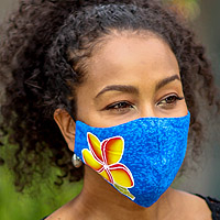 Handbemalte Rayon-Gesichtsmasken, „Island Plumeria“ (4er-Set) – 4 handbemalte 2-lagige Gesichtsmasken aus Plumeria auf balinesischem Batik