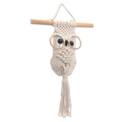 Makramee-Wandbehang aus Baumwolle, 'Studious Owl' - Bespectacled Baumwolle Makramee Eule mit Albesia Holz Akzente