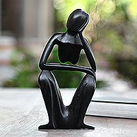 Estatuilla de madera, 'Lingering' - Escultura de madera de Suar tallada a mano