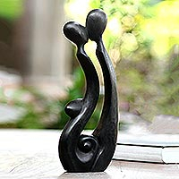 Estatuilla de madera, 'Beso memorable' - Escultura de madera de Suar tallada a mano