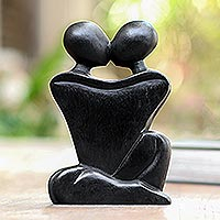 Escultura en madera, 'Pareja abrazada' - Escultura en madera de Suar hecha a mano