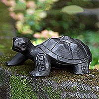 Holzstatuette „Mäandernde Schildkröte“ – handgeschnitzte Schildkrötenstatuette aus Suar-Holz