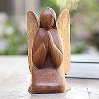 Estatuilla de madera, 'Oración Angelical' - Estatuilla tallada a mano de madera de Suar del ángel rezando