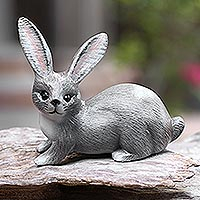 Holzfigur, „Wise Rabbit in Grey“ – handbemalte Suar-Holz-Kaninchenfigur