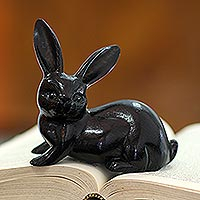 Holzfigur, „Wise Rabbit in Black“ – handbemalte Suar-Holz-Kaninchenfigur