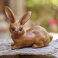Holzfigur, „Wise Rabbit in Brown“ – handgefertigte Suar-Holz-Kaninchenfigur