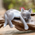 Holzstatuette „Lounging Cat in Grey“ – Handgeschnitzte Katzenstatuette aus Suarholz