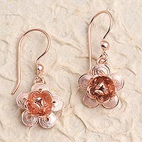 Rosévergoldete filigrane Ohrhänger, „Lucky Blossom“ – handgefertigte, rosévergoldete Blumen-Ohrhänger