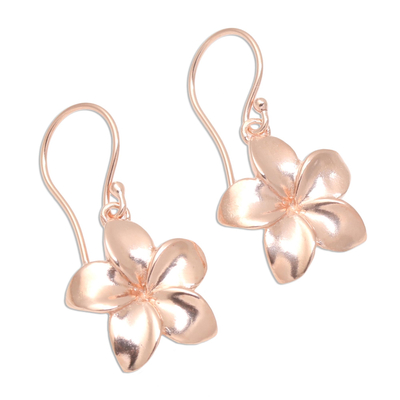 Rosévergoldete Ohrhänger, „Pink Frangipani“ - Blumen-Ohrhänger aus rosévergoldetem Sterlingsilber