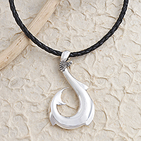 Halskette mit Anhänger aus Sterlingsilber, „Tremendous Hook“ – handgefertigte Halskette mit Anhänger aus Sterlingsilber und Leder