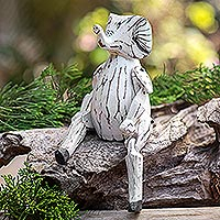 Escultura de madera, 'Elefante sentado' - Escultura de elefante de madera articulada tallada a mano
