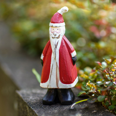 Weihnachtsdekoration mit Akzent aus Holz, 'Country Santa' - Rustikaler handgeschnitzter Weihnachtsmann aus Holz