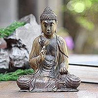 Statuette aus Hibiskusholz, „Buddha mit Lotus“ – Buddha mit Lotus Statuette aus Hibiskusholz