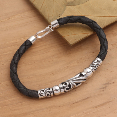 Armband mit Anhänger aus Sterlingsilber und Leder, „Sanur Surf“ – Armband mit Anhänger aus schwarzem Leder und Sterlingsilber