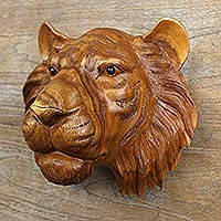 Escultura de pared de madera, 'Regal Tiger' - Escultura de pared de cabeza de tigre de madera de Suar con ojos de ónix