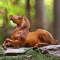 Holzskulptur „Equine Elegance“ – Liegende Pferdeskulptur aus Suar-Holz, Onyxaugen