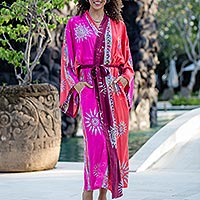 Handgestempelte Batik-Rayon-Robe, „Bright Firework“ – Hot Pink Batik-Rayon-Robe aus Bali