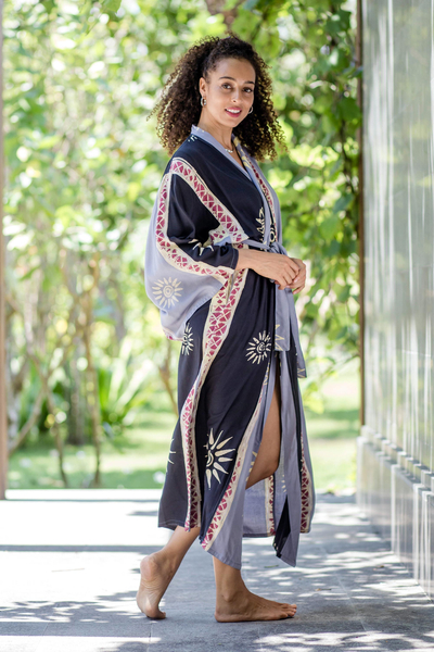 Handgestempeltes Batik-Rayon-Gewand - Batik-Rayon-Robe mit Gürtel aus Bali